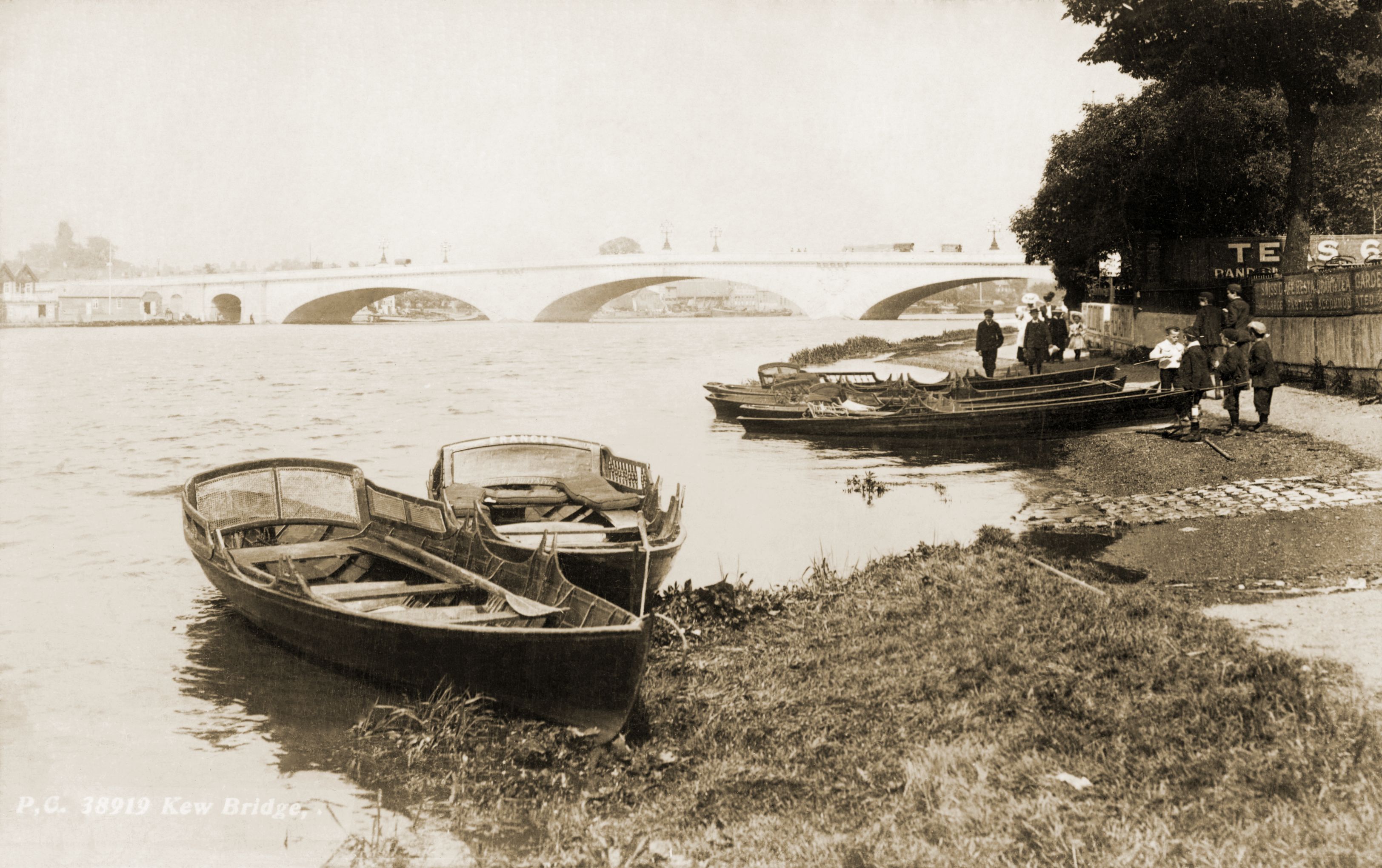 Kew Bridge,Richmond boats,river view